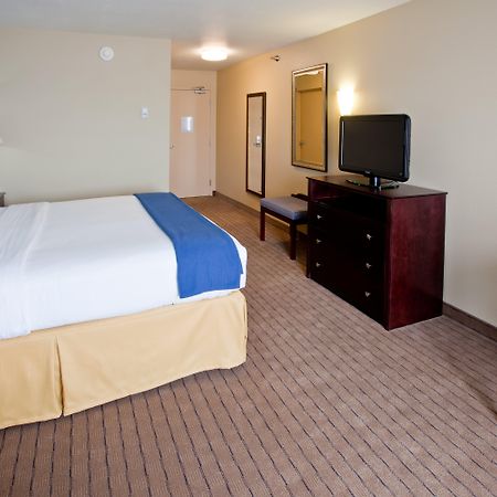 Holiday Inn Express Hotel & Suites Shelbyville By Ihg Стая снимка