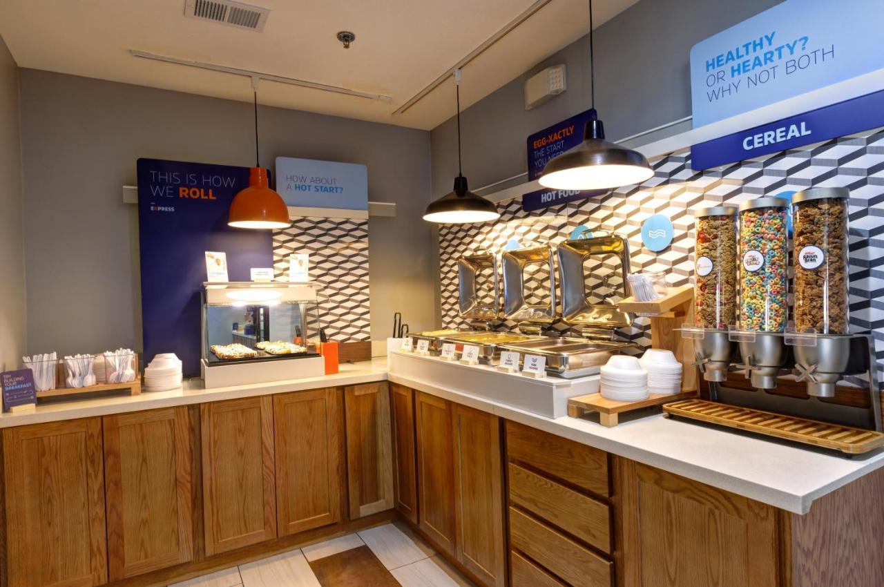 Holiday Inn Express Hotel & Suites Shelbyville By Ihg Екстериор снимка
